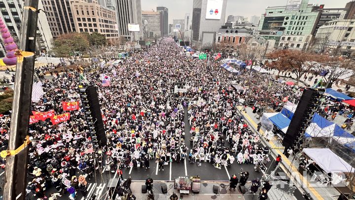 [서울=뉴시스]자유통일당, 대한민국바로세우기국민운동본부(대국본) 등 보수 성향 단체들이 21일 오후 광화문 광장 일대에서 '국민혁명대회'를 진행했다. (사진 = 대국본 제공) 2024.12.21. photo@newsis.com