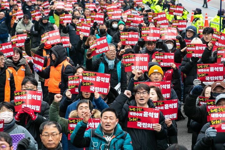 [서울=뉴시스] 민주노총이 21일 오후 1시30분 서울 중구 서울고용노동청에서 '윤석열 반노동정책 페기, 사회대개혁실현 민주노총 결의대회'를 열었다. (사진=민주노총 제공) 2024.12.21. photo@newsis.com *재판매 및 DB 금지