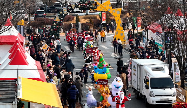 [임실=뉴시스] 김종효 기자 = 21일 '2024 임실산타축제'가 열린 임실치즈테마파크, 많은 방문객들이 산타퍼레이드를 관람하고 있다. (사진=임실군청 제공) 2024.12.21. photo@newsis.com *재판매 및 DB 금지