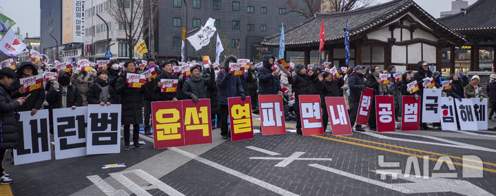 [전주=뉴시스] 강경호 기자 = 21일 전북 전주시 전주객사 풍패지관 앞에서 열린 윤석열 대통령 즉각 파면 촛불집회에서 대통령의 탄핵 및 파면을 촉구하는 많은 시민들이 참석해 응원봉을 흔들고 있다. 2024.12.09. lukekang@newsis.com