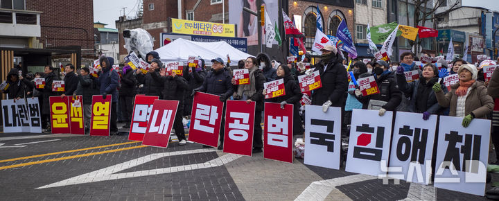 [전주=뉴시스] 강경호 기자 = 21일 전북 전주시 전주객사 풍패지관 앞에서 열린 윤석열 대통령 즉각 파면 촛불집회에서 대통령의 탄핵 및 파면을 촉구하는 많은 시민들이 참석해 응원봉을 흔들며 집회를 즐기고 있다. 2024.12.09. lukekang@newsis.com