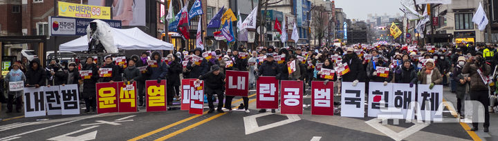 [전주=뉴시스] 강경호 기자 = 21일 전북 전주시 전주객사 풍패지관 앞에서 열린 윤석열 대통령 즉각 파면 촛불집회에서 대통령의 탄핵 및 파면을 촉구하는 많은 시민들이 참석해 집회를 즐기고 있다. 2024.12.09. lukekang@newsis.com