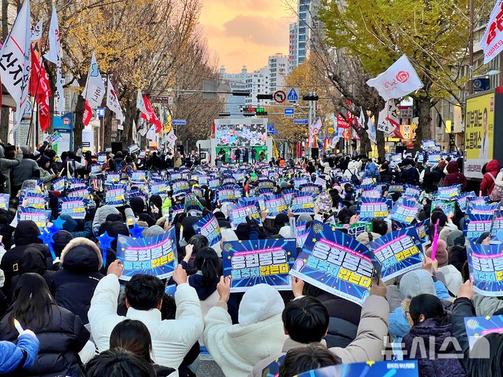 [부산=뉴시스] 원동화 기자 = 21일 부산 부산진구 동천로에서 시민 2500여 명이 모인 가운데, 윤석열 즉각 퇴진 사회대개혁 부산비상행동은 '내란수괴 윤석열 체포구속파면·내란집단 엄벌·국힘해체·사회대개혁-응원봉은 멈추지 않는다'는 집회를 개최했다. 2024.12.21. dhwon@newsis.com 