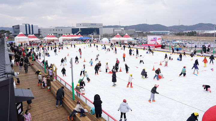 [서산=뉴시스] 21일 개장한 서산 겨울테마파크에 많은 시민이 찾아 즐거운 한 때를 보내고 있다. (사진=서산시 제공) 2024.12.21. photo@newsis.com *재판매 및 DB 금지