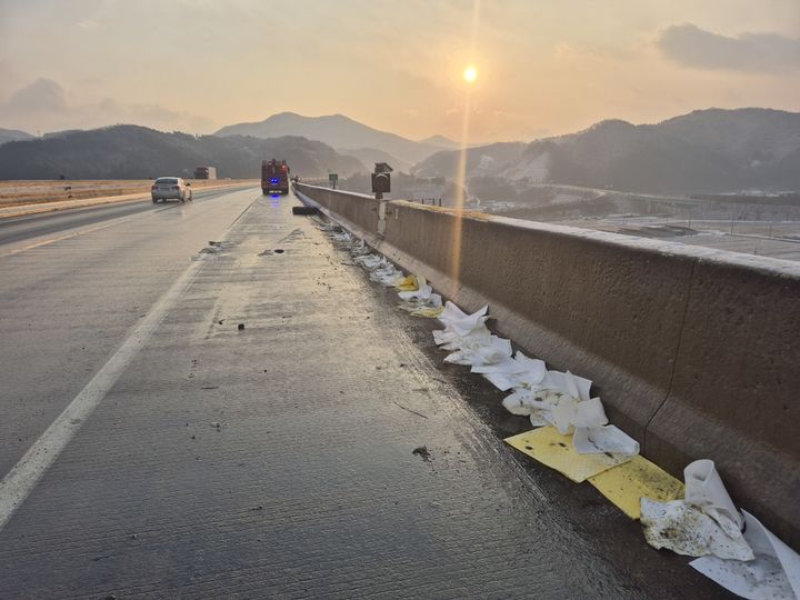 [공주=뉴시스] 21일 충남 공주시 유구읍 인근 서산영덕고속도로에서 탱크로리 차량이 미끄러지면서 유출된 벙커A유가 유구천에 유입, 공주시 등 당국이 부직포로 방제작업을 벌였다.(사진=공주소방서 제공) 2024.12.21. photo@newsis.com *재판매 및 DB 금지