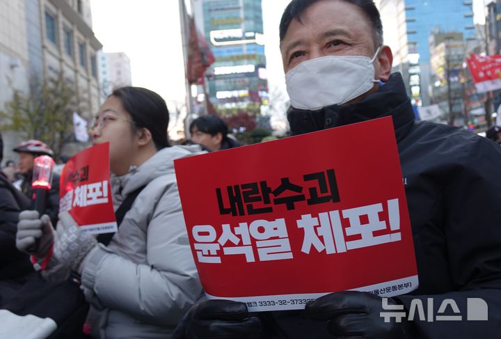 [울산=뉴시스] 박수지 기자 = 21일 오후 울산 남구 삼산동 롯데백화점 앞 광장에서 윤석열 대통령 퇴진 촉구 집회가 개최된 가운데 참석자들이 윤석열 대통령 파면을 촉구하고 있다. 2024.12.21. parksj@newsis.com