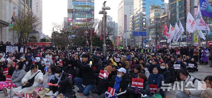 [울산=뉴시스] 박수지 기자 = 21일 오후 울산 남구 삼산동 롯데백화점 앞 광장에서 윤석열 대통령 퇴진 촉구 집회가 개최된 가운데 참석자들이 구호를 외치고 있다. 2024.12.21. parksj@newsis.com