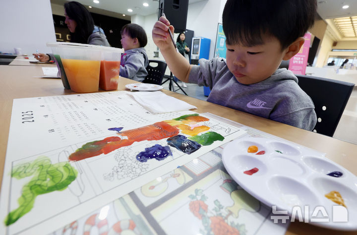 [서울=뉴시스] 홍효식 기자 = 절기상 동지인 21일 오전 서울 종로구 국립민속박물관에서 열린 '우리 작은 설, 동지(冬至)를 아세(亞歲)!' 행사에 참여한 어린이들이 나만의 동지 달력 만들기를 체험하고 있다. 2024.12.21. yesphoto@newsis.com