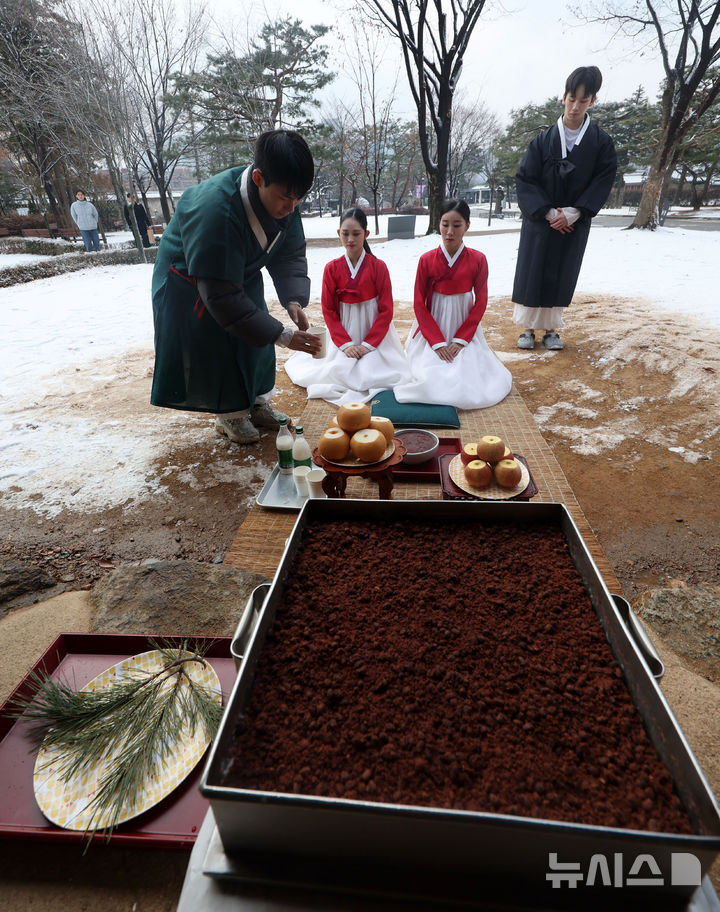 [서울=뉴시스] 홍효식 기자 = 절기상 동지인 21일 오전 서울 종로구 국립민속박물관에서 열린 '우리 작은 설, 동지(冬至)를 아세(亞歲)!' 행사에서 관계자들이 오촌댁 앞에서 전통 세시풍속을 계승하는 의미로 팥죽 고사를 지내고 있다. 2024.12.21. yesphoto@newsis.com