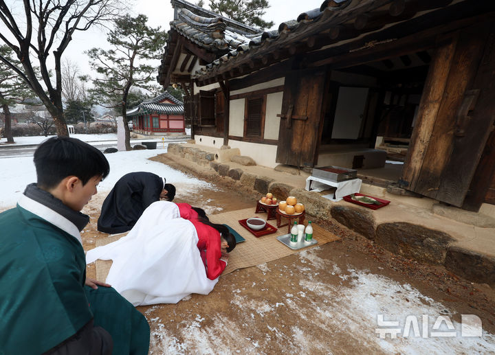 [서울=뉴시스] 홍효식 기자 = 절기상 동지인 21일 오전 서울 종로구 국립민속박물관에서 열린 '우리 작은 설, 동지(冬至)를 아세(亞歲)!' 행사에서 관계자들이 오촌댁 앞에서 전통 세시풍속을 계승하는 의미로 팥죽 고사를 지내고 있다. 2024.12.21. yesphoto@newsis.com