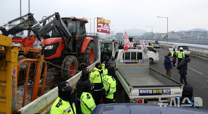 [서울=뉴시스] 홍효식 기자 = 전국농민회총연맹 전봉준 투쟁단 농민들이 21일 윤석열 대통령 체포 등을 촉구하며 트랙터와 트럭을 몰고 상경하던 중 서울 한남대교에서 경찰에 가로막혀 있다. 2024.12.21. yesphoto@newsis.com