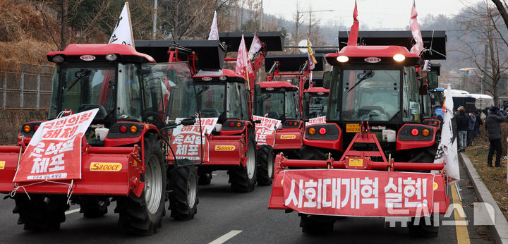 [서울=뉴시스] 홍효식 기자 = 전국농민회총연맹 전봉준 투쟁단 농민들이 21일 윤석열 대통령 체포 등을 촉구하며 트랙터와 트럭 수십 대를 몰고 상경하던 중 서울 남태령 고개 인근에서 경찰에 가로막혀 있다. 2024.12.21. yesphoto@newsis.com