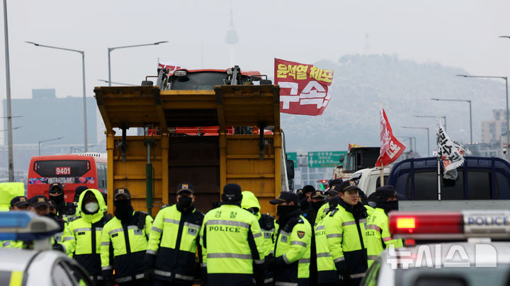 [서울=뉴시스] 홍효식 기자 = 전국농민회총연맹 전봉준 투쟁단 농민들이 21일 윤석열 대통령 체포 등을 촉구하며 트랙터와 트럭을 몰고 상경하던 중 서울 한남대교에서 경찰에 가로막혀 있다. 2024.12.21. yesphoto@newsis.com