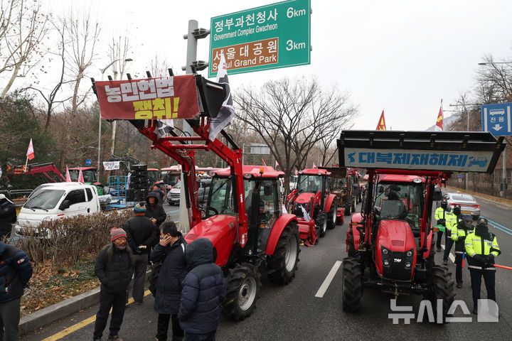 [서울=뉴시스] 홍효식 기자 = 전국농민회총연맹 전봉준 투쟁단 농민들이 21일 윤석열 대통령 체포 등을 촉구하며 트랙터와 트럭 수십 대를 몰고 상경하던 중 서울 남태령 고개 인근에서 경찰에 가로막혀 있다. 2024.12.21. yesphoto@newsis.com