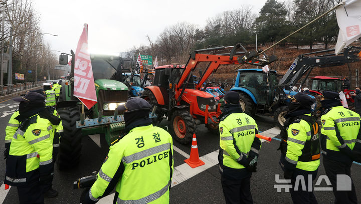 [서울=뉴시스] 홍효식 기자 = 전국농민회총연맹 전봉준 투쟁단 농민들이 21일 윤석열 대통령 체포 등을 촉구하며 트랙터와 트럭 수십 대를 몰고 상경하던 중 서울 남태령 고개 인근에서 경찰에 가로막혀 있다. 2024.12.21. yesphoto@newsis.com