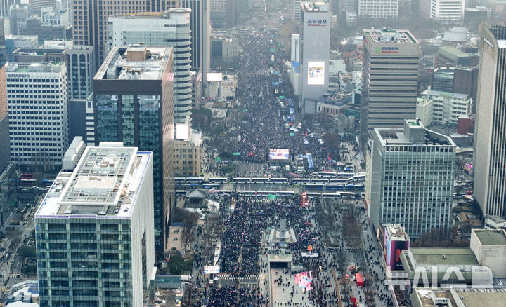 [서울=뉴시스] 김선웅 기자 = 21일 서울 종로구 광화문광장 일대에서 대통령 탄핵 반대 집회가 열리고 있다. 2024.12.21. mangusta@newsis.com