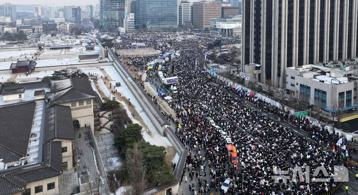 [서울=뉴시스] 김선웅 기자 = 21일 서울 종로구 세종로 일대에서 열린 대통령 퇴진 촉구 집회 참가자들이 윤석열 대통령 즉각 체포 및 퇴진, 헌법재판소의 파면을 촉구하고 있다. 2024.12.21. mangusta@newsis.com