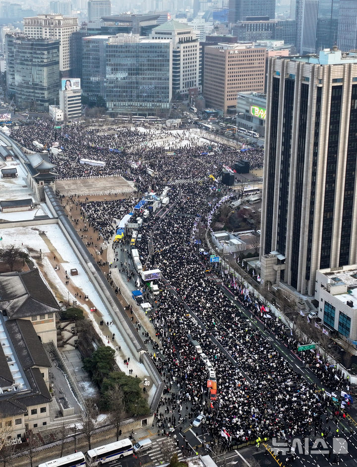 [서울=뉴시스] 김선웅 기자 = 21일 서울 종로구 세종로 일대에서 열린 대통령 퇴진 촉구 집회 참가자들이 윤석열 대통령 즉각 체포 및 퇴진, 헌법재판소의 파면을 촉구하고 있다. 2024.12.21. mangusta@newsis.com