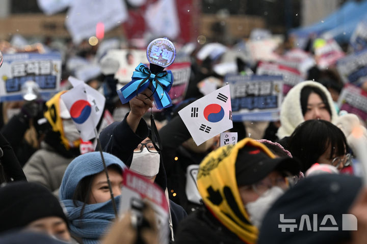 [광주=뉴시스] 이영주 기자 = 광주시민들이 21일 오후 광주 동구 5·18민주광장에서 열린 윤석열정권 즉각퇴진·사회대개혁 광주비상행동의 7차 광주시민총궐기대회에 참여해 응원봉과 손팻말을 흔들고 있다. 2024.12.21. leeyj2578@newsis.com