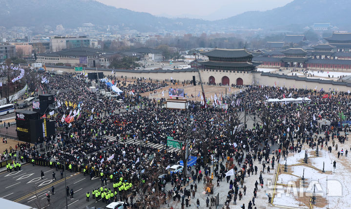 [서울=뉴시스] 이영환 기자 = 21일 오후 서울 종로구 광화문 동십자각 일대에서 열린 윤석열 즉각 체포·퇴진! 사회대개혁! 범시민 대행진 집회에 많은 시민들이 참석하고 있다. 2024.12.21. 20hwan@newsis.com