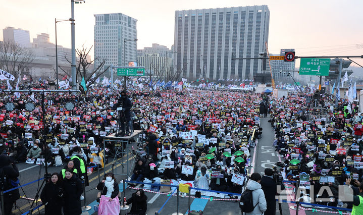 [서울=뉴시스] 이영환 기자 = 21일 오후 서울 종로구 광화문 동십자각 일대에서 열린 윤석열 즉각 체포·퇴진! 사회대개혁! 범시민 대행진 집회에 참석한 시민들이 구호를 외치고 있다. 2024.12.21. 20hwan@newsis.com