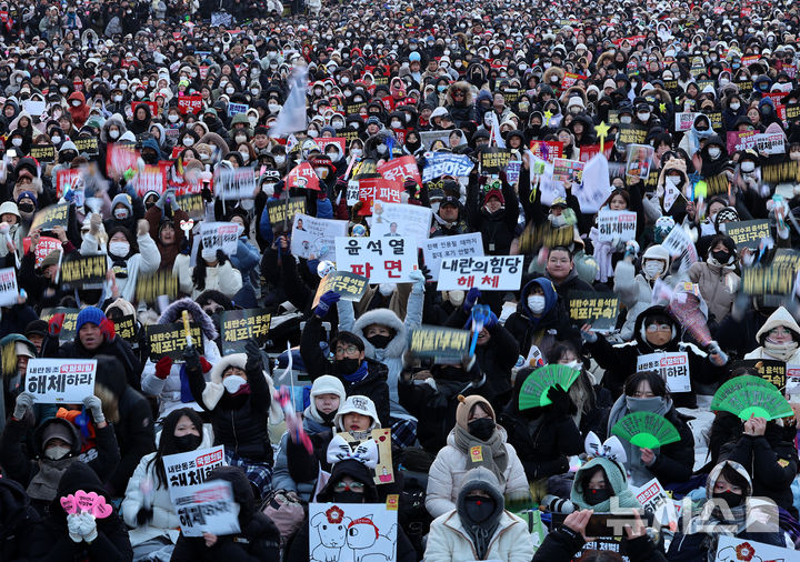 [서울=뉴시스] 이영환 기자 = 21일 오후 서울 종로구 광화문 동십자각 일대에서 열린 윤석열 즉각 체포·퇴진! 사회대개혁! 범시민 대행진 집회에 참석한 시민들이 구호를 외치며 파도타기를 하고 있다. 2024.12.21. 20hwan@newsis.com