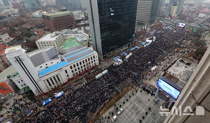 [서울=뉴시스] 이영환 기자 = 21일 오후 서울 중구 세종대로 일대에서 열린 대통령 탄핵 결사반대 및 헌법재판관 임명 불가 광화문 국민혁명대회에 많은 시민들이 참석하고 있다. 2024.12.21. 20hwan@newsis.com