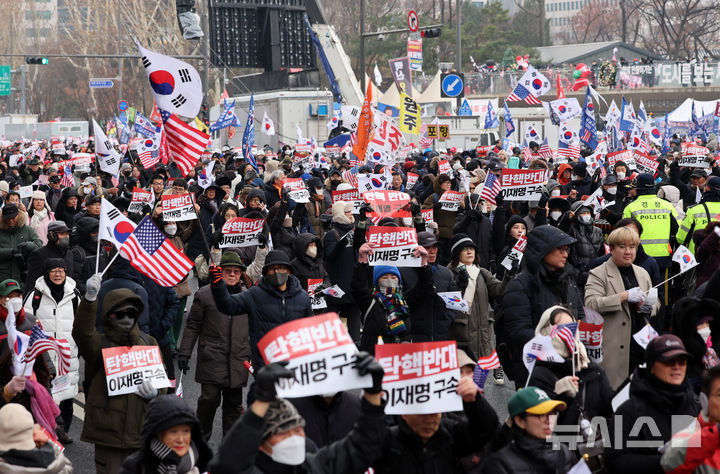 [서울=뉴시스] 이영환 기자 = 21일 오후 서울 중구 세종대로 일대에서 열린 대통령 탄핵 결사반대 및 헌법재판관 임명 불가 광화문 국민혁명대회에 참석한 많은 시민들이 탄핵 반대를 외치고 있다. 2024.12.21. 20hwan@newsis.com