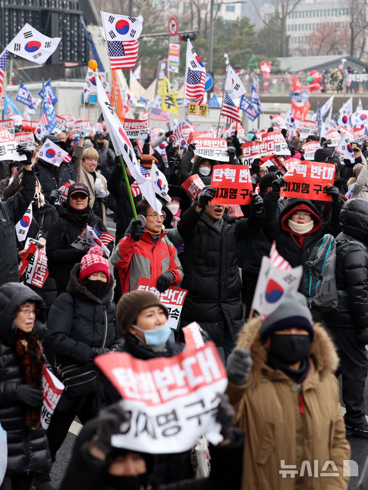 [서울=뉴시스] 이영환 기자 = 21일 오후 서울 중구 세종대로 일대에서 열린 대통령 탄핵 결사반대 및 헌법재판관 임명 불가 광화문 국민혁명대회에 참석한 많은 시민들이 탄핵 반대를 외치고 있다. 2024.12.21. 20hwan@newsis.com