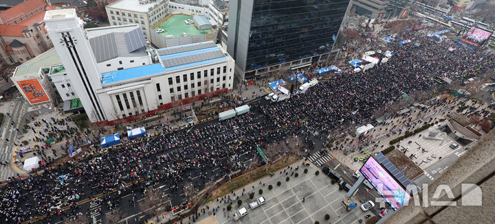 [서울=뉴시스] 이영환 기자 = 21일 오후 서울 중구 세종대로 일대에서 열린 대통령 탄핵 결사반대 및 헌법재판관 임명 불가 광화문 국민혁명대회에 많은 시민들이 참석하고 있다. 2024.12.21. 20hwan@newsis.com