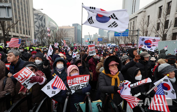 [서울=뉴시스] 이영환 기자 = 21일 오후 서울 중구 세종대로 일대에서 열린 대통령 탄핵 결사반대 및 헌법재판관 임명 불가 광화문 국민혁명대회에 참석한 많은 시민들이 탄핵 반대를 외치고 있다. 2024.12.21. 20hwan@newsis.com