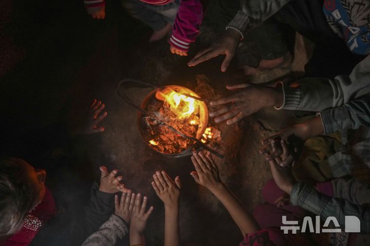 [AP/뉴시스] 가자 북부 자발리야에서 남쪽 칸유니스로 피난온 한 가족