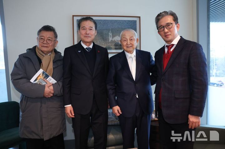 [서울=뉴시스] 김영호 통일부 장관은 22일 기독교계 원로인 김장환 목사(극동방송 이사장)가 인도한 원천안디옥교회의 성탄 주일예배 및 조찬 대화에 참석해 기념촬영을 하고 있다. (사진= 통일부 제공) 2024.12.22. photo@newsis.com 