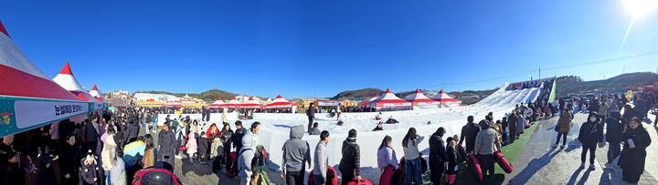 [임실=뉴시스] 김종효 기자 = '2024 임실산타축제' 이틀째인 22일 임실치즈테마파크, 눈썰매를 타기 위해 긴 줄이 서있다. (사진=임실군청 제공) 2024.12.22. photo@newsis.com *재판매 및 DB 금지