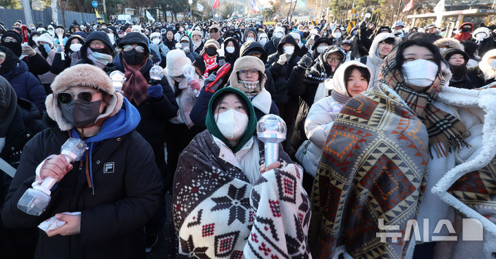 [서울=뉴시스] 추상철 기자 = 전국농민회총연맹 전봉준 투쟁단의 '윤석열 대통령 체포 등을 촉구'하는 트랙터 대행진이 1박2일째 이어진 22일 오전 서울 서초구 남태령역 인근에서 집회 참가자가 구호를 외치고 있다. 2024.12.22. scchoo@newsis.com