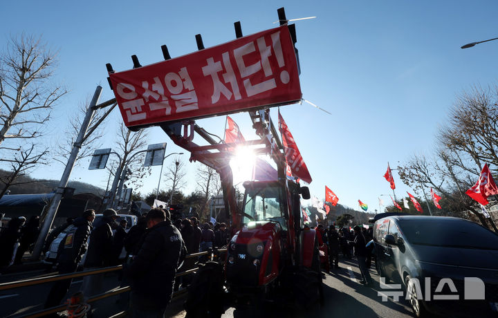 [서울=뉴시스] 추상철 기자 = 전국농민회총연맹 전봉준 투쟁단의 '윤석열 대통령 체포 등을 촉구'하는 트랙터 대행진이 1박2일째 이어진 22일 오전 서울 서초구 남태령역 인근에서 집회 참가자가 시위를 하고 있다. 2024.12.22. scchoo@newsis.com