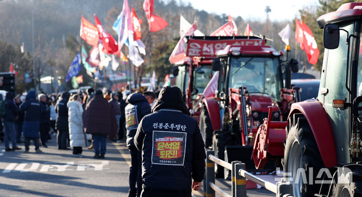 [서울=뉴시스] 추상철 기자 = 전국농민회총연맹 전봉준 투쟁단의 '윤석열 대통령 체포 등을 촉구'하는 트랙터 대행진이 1박2일째 이어진 22일 오전 서울 서초구 남태령역 인근에 트랙터가 세워져 있다. 2024.12.22. scchoo@newsis.com