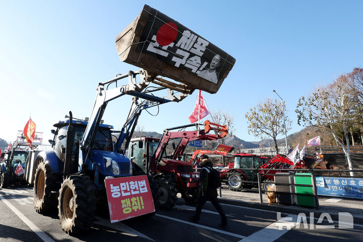 [서울=뉴시스] 추상철 기자 = 전국농민회총연맹 전봉준 투쟁단의 '윤석열 대통령 체포 등을 촉구'하는 트랙터 대행진이 1박2일째 이어진 22일 오전 서울 서초구 남태령역 인근에 트랙터가 세워져 하고 있다. 2024.12.22. scchoo@newsis.com