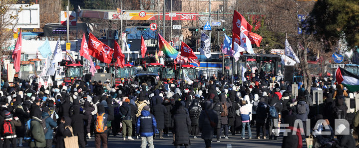 [서울=뉴시스] 추상철 기자 = 전국농민회총연맹 전봉준 투쟁단의 '윤석열 대통령 체포 등을 촉구'하는 트랙터 대행진이 1박2일째 이어진 22일 오전 서울 서초구 남태령역 인근에서 집회 참가자가 도로를 가득 메우고 있다. 2024.12.22. scchoo@newsis.com