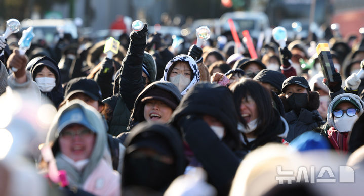 [서울=뉴시스] 추상철 기자 = 전국농민회총연맹 전봉준 투쟁단의 '윤석열 대통령 체포 등을 촉구'하는 트랙터 대행진이 1박2일째 이어진 22일 오전 서울 서초구 남태령역 인근에서 집회 참가자가 구호를 외치고 있다. 2024.12.22. scchoo@newsis.com