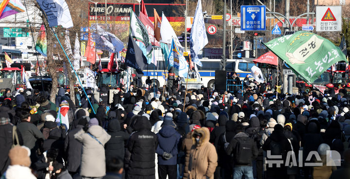 [서울=뉴시스] 추상철 기자 = 전국농민회총연맹 전봉준 투쟁단의 '윤석열 대통령 체포 등을 촉구'하는 트랙터 대행진이 1박2일째 이어진 22일 오전 서울 서초구 남태령역 인근에서 집회 참가자가 도로를 가득 메우고 있다. 2024.12.22. scchoo@newsis.com