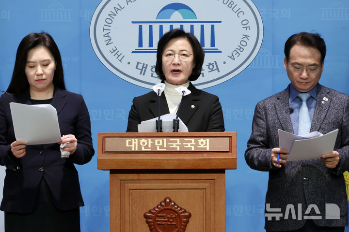 [서울=뉴시스] 조성우 기자 = 추미애(가운데) 윤석열내란진상조사단 단장과 의원들이 22일 오후 서울 여의도 국회 소통관에서 한덕수 대통령 권한대행 국무총리의 내란 특검법 공포를 촉구하는 기자회견을 하고 있다. 왼쪽부터 강유정 의원, 추 단장, 박선원 의원. 2024.12.19. xconfind@newsis.com