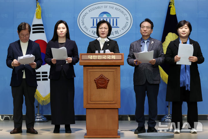 [서울=뉴시스] 조성우 기자 = 추미애(가운데) 윤석열내란진상조사단 단장과 의원들이 22일 오후 서울 여의도 국회 소통관에서 한덕수 대통령 권한대행 국무총리의 내란 특검법 공포를 촉구하는 기자회견을 하고 있다. 왼쪽부터 박범계, 강유정 의원, 추 단장, 박선원, 서영교 의원. 2024.12.19. xconfind@newsis.com