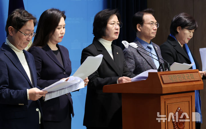 [서울=뉴시스] 조성우 기자 = 추미애(가운데) 윤석열내란진상조사단 단장과 의원들이 22일 오후 서울 여의도 국회 소통관에서 한덕수 대통령 권한대행 국무총리의 내란 특검법 공포를 촉구하는 기자회견을 하고 있다. 왼쪽부터 박범계, 강유정 의원, 추 단장, 박선원, 서영교 의원. 2024.12.19. xconfind@newsis.com