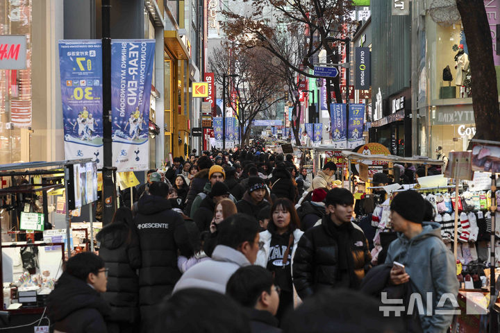 [서울=뉴시스] 김근수 기자 = 크리스마스를 사흘 앞둔 지난 22일 서울 중구 명동 거리가 시민들과 관광객들로 붐비고 있다. 2024.12.12. ks@newsis.com