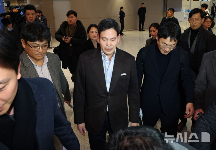 [인천공항=뉴시스] 황준선 기자 = 도널드 트럼프 미국 대통령 당선인과 면담한 것으로 알려진 정용진 신세계그룹 회장이 22일 오후 미국에서 인천국제공항을 통해 귀국하며 취재진의 질문에 답변하고 있다. 2024.12.22. hwang@newsis.com