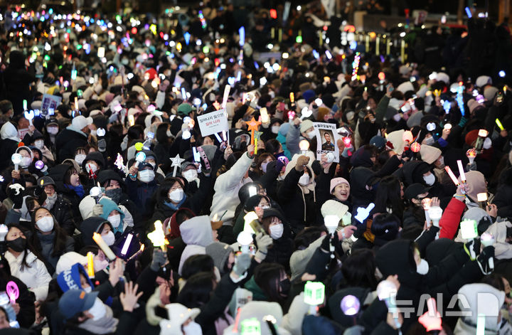 [서울=뉴시스] 김진아 기자 = 22일 오후 서울 용산구 한강진역 앞에서 열린 '윤석열 대통령 체포·구속 농민 행진 보장 촉구 시민대회'에서 시민들이 구호를 외치고 있다. 2024.12.22. bluesoda@newsis.com