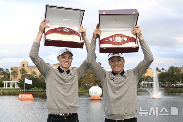 [올랜도=AP/뉴시스] 베른하르트 랑거(독일, 오른쪽)와 아들 제이슨이 22일(현지시각) 미 플로리다주 올랜도의 리츠 칼턴 골프클럽에서 열린 PNC 챔피언십 정상에 올라 챔피언 벨트를 들고 포즈를 취하고 있다. 랑거 부자는 최종 합계 28언더파 116타로 타이거 우즈 부자와 동타를 이뤄 연장 끝에 우승을 차지했다. 2024.12.23.