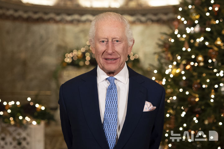 [런던=AP/뉴시스] 영국 찰스 3세 국왕이 도널드 트럼프 미국 대통령에게 축하 메시지를 보냈다고 버킹엄궁﻿이 20일(현지 시간) 밝혔다. 사진은 찰스 3세 국왕이 지난 12월 11일 런던의 피츠로비아 예배당에서 성탄절 메시지를 녹화하는 모습. 2025.01.21.