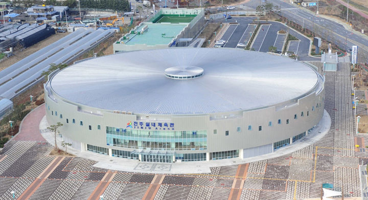 [진주=뉴시스]진주실내체육관 전경.(사진=진주시 제공).2024.12.23.photo@newsis.com *재판매 및 DB 금지